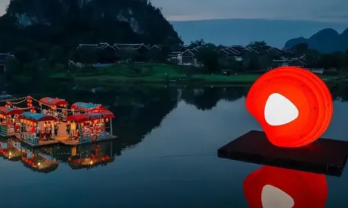 黄昏湖面漂浮灯笼气模现场